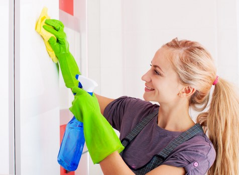 Professional carpet cleaning in a KT6 home living room